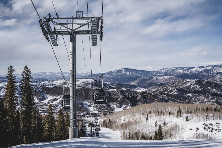 The Complete Guide to Skiing in Aspen Colorado